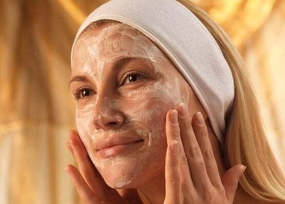 A face mask containing pomegranate oil will make wrinkles less noticeable