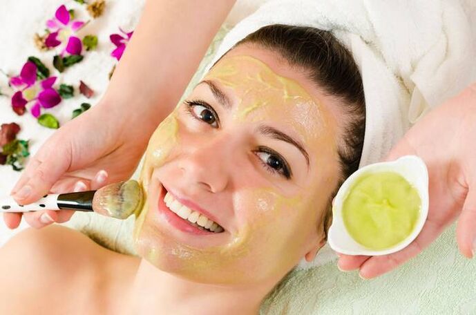 Homemade anti-aging face mask containing essential oil
